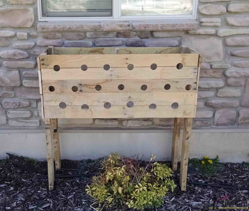 Check out these flowers - DIY pallet planter box for those amazing cascading flower baskets.