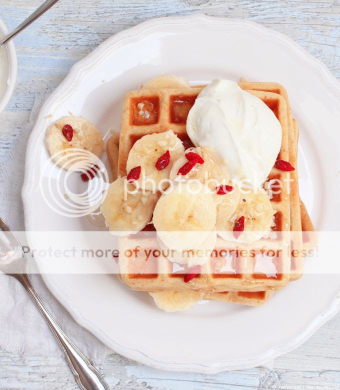 Waffeln // whatinaloves.com waffles, waffeln, goji, breakfast