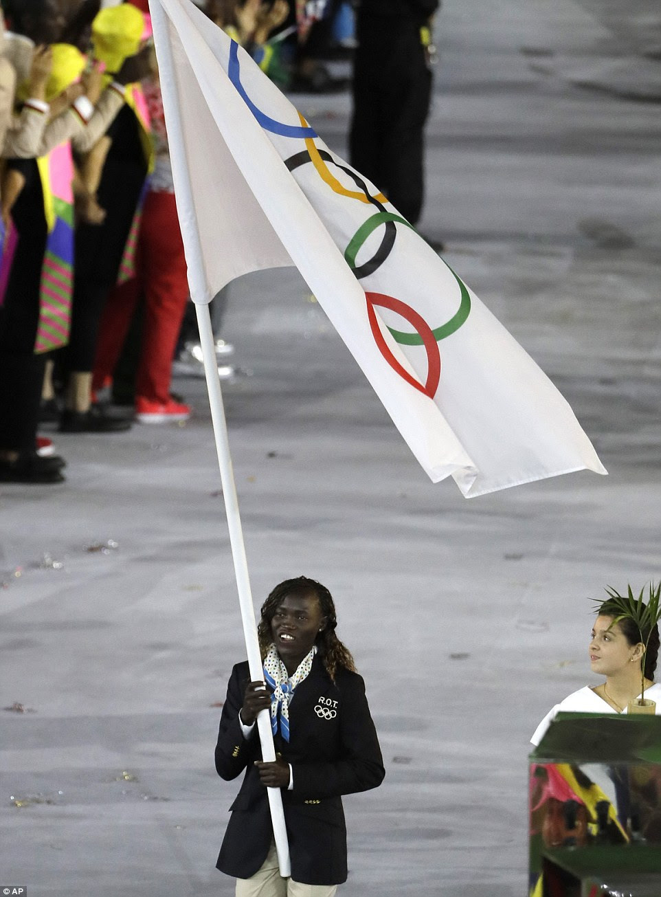 Runner Rose Lokonyen Nathike carrega a bandeira da equipe olímpica para os Refugiados durante a cerimônia de abertura