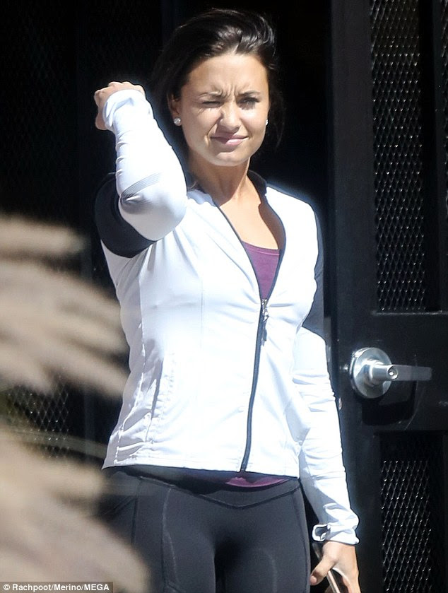 Cheeky winker: Demi Lovato apertou os olhos como ela mostrou seu físico como ela deixou um ginásio em Los Angeles na segunda-feira