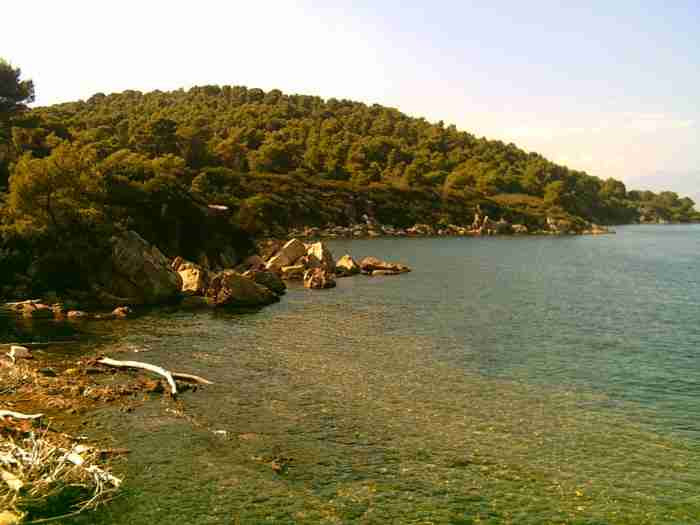 Μόλις μια ώρα από την Αθήνα βρίσκεται ένα μαγευτικό νησάκι με μαγευτικές παραλίες και σκοτεινή ιστορία