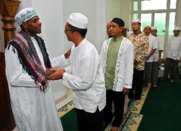 http://static.republika.co.id/uploads/images/detailnews/sejumla-warga-memberikan-ucapan-selamat-kepada-kepala-suku-asmat-_120219122029-612.jpg