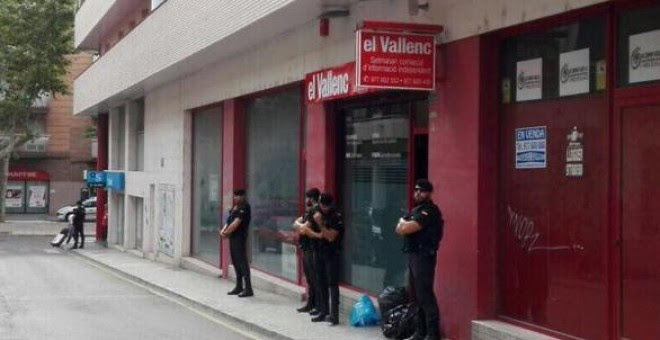La Guardia Civil registra la sede del semanario El Vallenc en busca de material para el referéndum del 1-O./Twitter