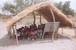 Αχυροκαλύβα-σχολείο στο Καμερούν
