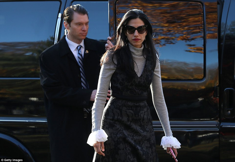 Mulher mão direita: Huma Abedin, também se juntou aos Clintons como eles seu voto na quinta-feira, vestida com uma roupa única para o grande dia