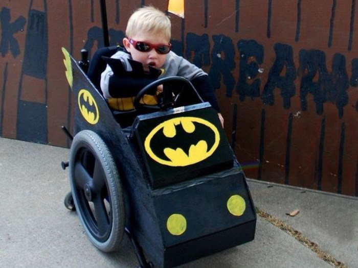 Fantasia para crianças com deficiência física: Batmóvel
