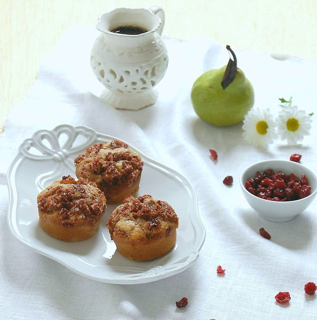 Pear and cranberry muffins with cinnamon pecan topping / Muffins de pêra e cranberry com cobertura de canela e pecã