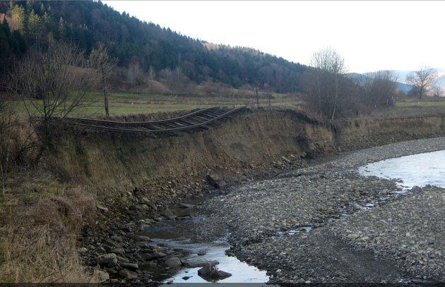 Calea ferată spre Nisipitu, la mai bine de doi ani de la inundaţii Calea ferată spre Nisipitu, la mai bine de doi ani de la inundaţii