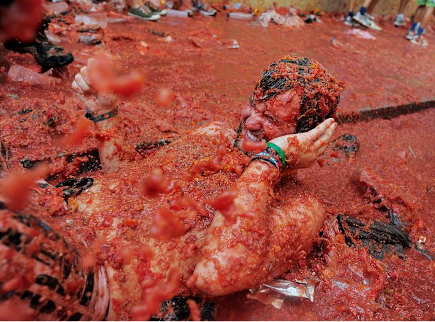The World's Biggest Tomato Fight At Tomatina Festival 2011