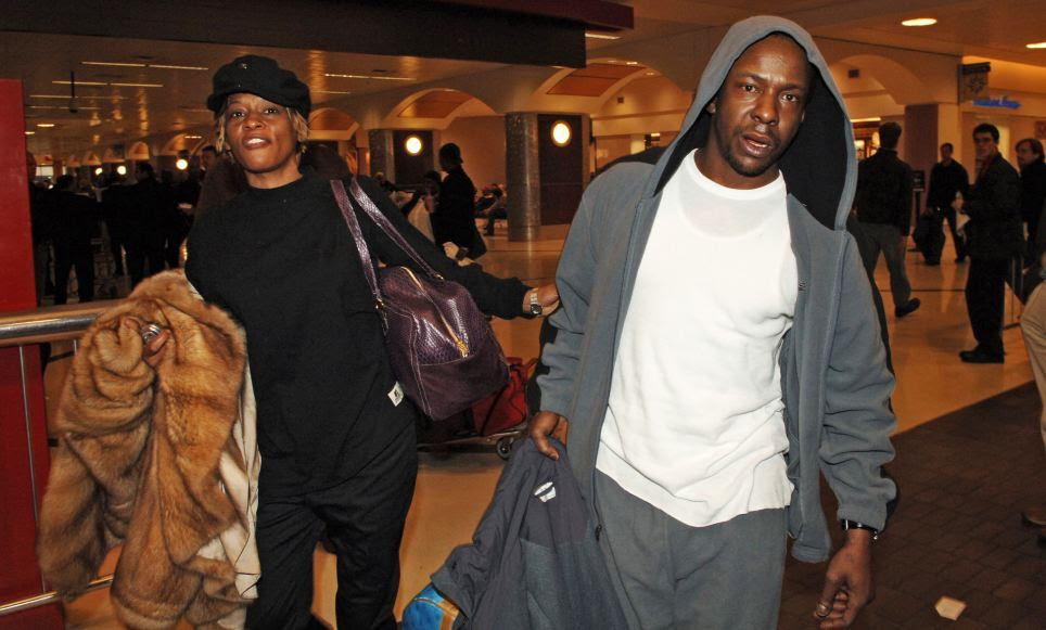 Meltdown público: Durante o auge do seu uso de drogas não foram perdidas datas de concertos, uma parada em um aeroporto devido às drogas e colapsos públicas, aqui ela é vista com o ex-marido Bobby Brown em 2006