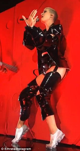 Atormentando o palco: Katy Perry, de 32 anos, subiu ao palco para se apresentar no Met Gala no Metropolitan Museum of Art, na 5th Avenue, na noite de segunda-feira