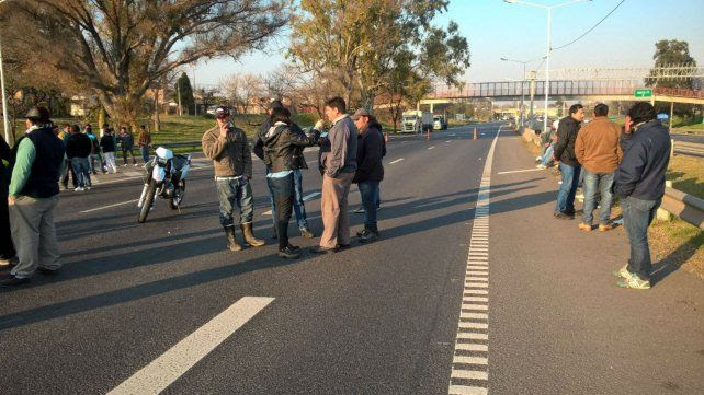 El carril que va hacia Victoria permanecía cortado esta mañana por trabajadores del río.