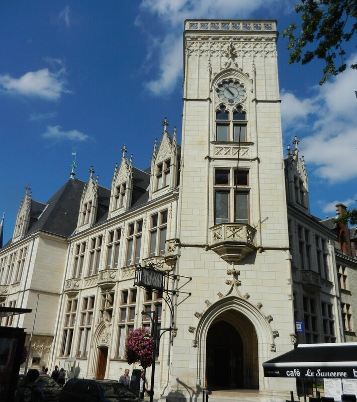Place des 4 piliers bourges
