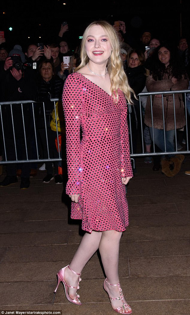 Pretty in Pink: Dakota Fanning também esteve presente no jantar da D & G no The Met