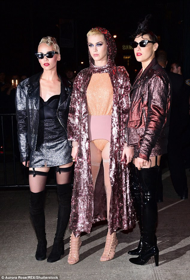 Prosseguindo: Katy Perry escovou a controvérsia em torno de seu vestido Met Gala de lado como ela se dirigiu para a festa após no Boom Boom de Nova York quarto em Mo