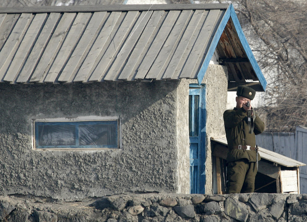 Северокорейский пограничник Северокорейский пограничник