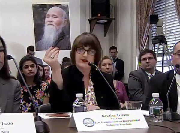 Bà Kristina Arriaga, Phó Chủ tịch Uỷ hội Hoa Kỳ Bảo vệ Tự do Tôn giáo Trên Thế giới đưa bức hình Đức Tăng Thống Thích Quảng Độ và nói về trường hợp Ngài bị giam cầm