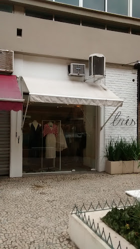 Três