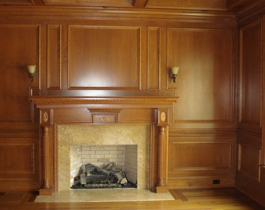 boiserie in legno e camino