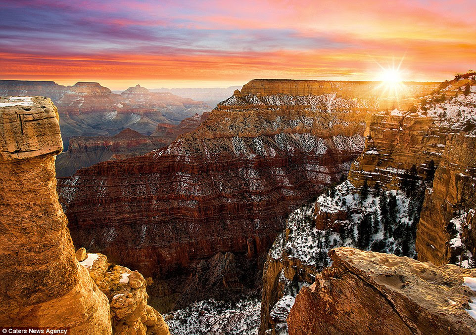 Un tir rare d'un Grand Canyon enneigées au coucher du soleil est un spectacle à couper le souffle à voir