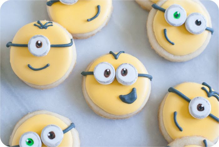 how to make Minions cookies > recipes + tutorial from bakeat350.blogspot.com