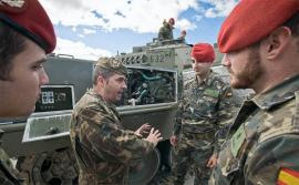 Alféreces Cadetes de Infantería y Artillería se instruyen en Madrid y Melilla.