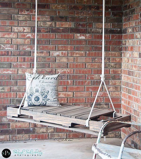 DIY Pallet Swing 1 DIY Pallet Swing: Simple and easy way to craft up your own swing!