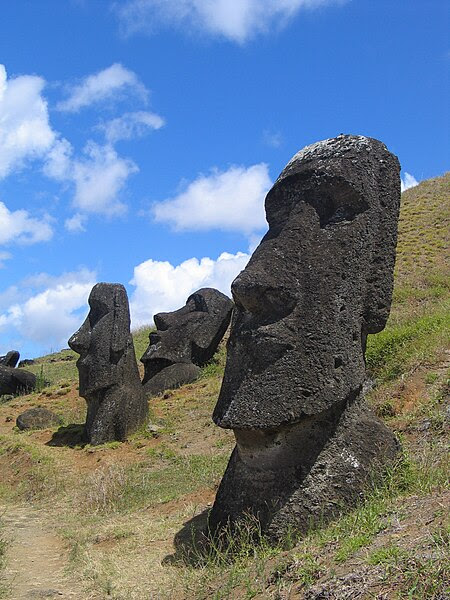 File:Moai Rano raraku.jpg