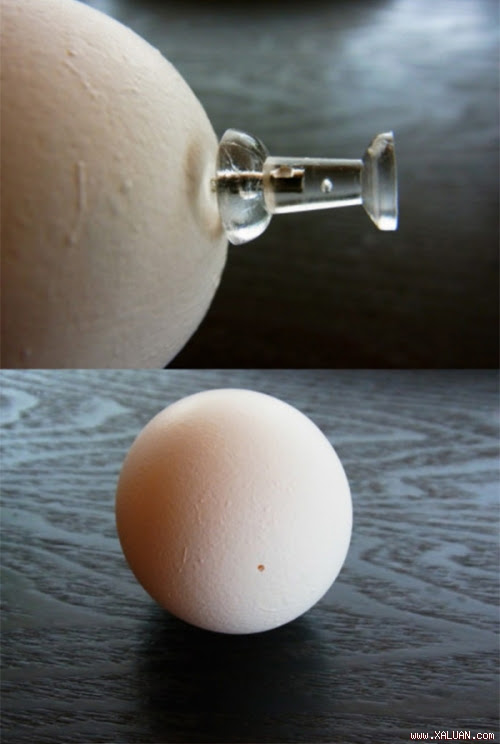 sau đó bạn có thể lột vỏ trứng một cách dễ dàng.
