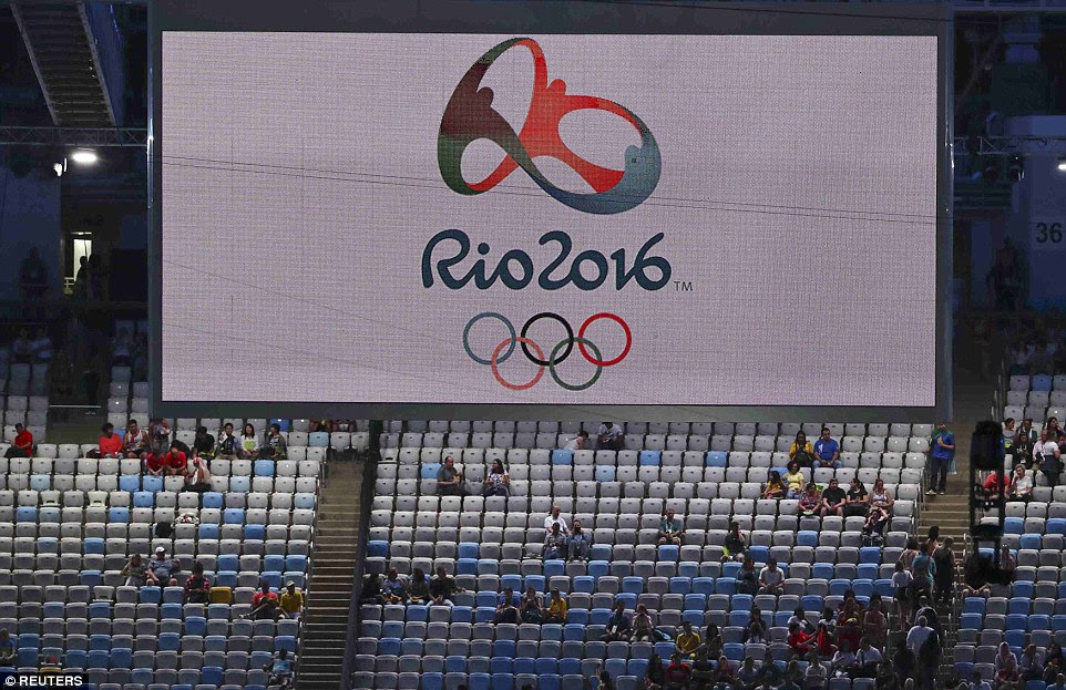 O Estádio do Maracanã, no Rio de Janeiro começou lentamente a encher-se à frente desta cerimônia de abertura à noite