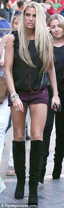 http://i.dailymail.co.uk/i/pix/2011/12/12/article-2072951-0F22A39900000578-881_224x718.jpg