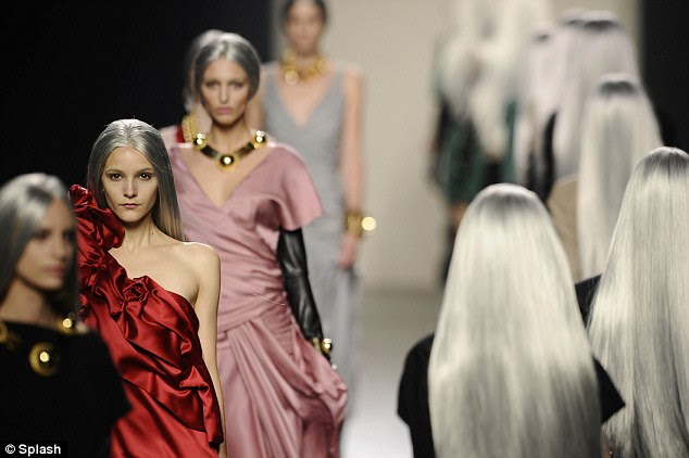 Raposas de prata: Os modelos mostram os seus elegantes e cabelos cinza na semana de Moda de Madri Mercedes Benz