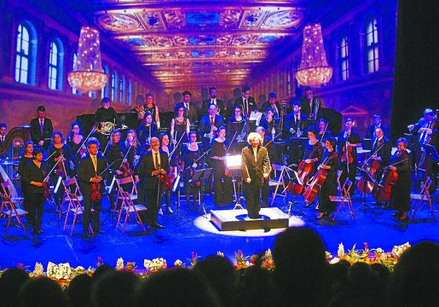 La Orquesta Luis Mariano, dirigida por José Antonio Irastorza, en el concierto del pasado año. / DE LA HERA