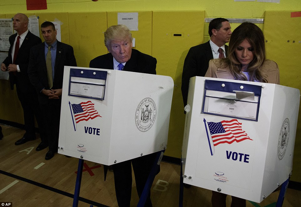 Trump e sua esposa Melania seus votos juntos em pelo PS-59 Nova York na terça-feira