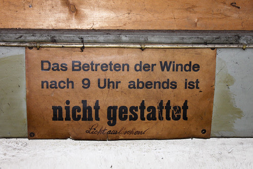Schild in der Winde