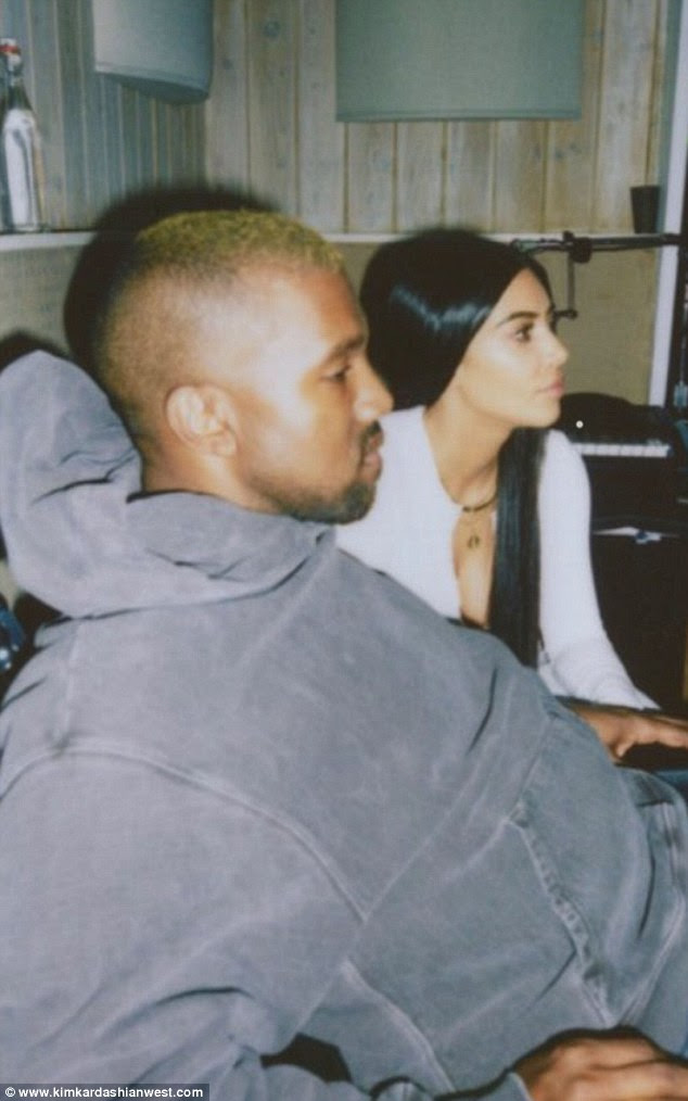 A empresa de dois: Kim não estava sozinha em todos os seus snaps, compartilhando uma série de fotos doces com o marido Kanye West, aparentemente apenas desfrutando de algum tempo de inatividade juntos