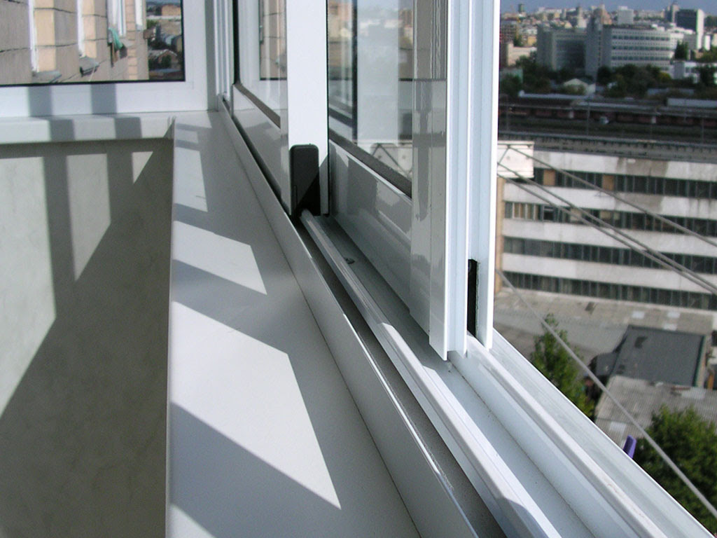 Инсталиране на плъзгащи се прозорци на балкона