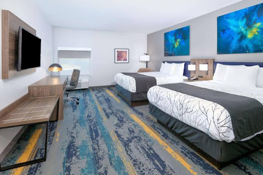 La Quinta Inn & Suites by Wyndham DallasFairpark image 2