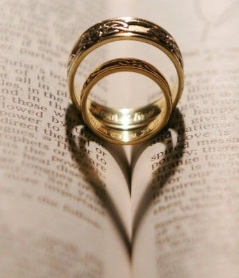 Wedding photography idea artsy Now this is what wedding rings truly represent.