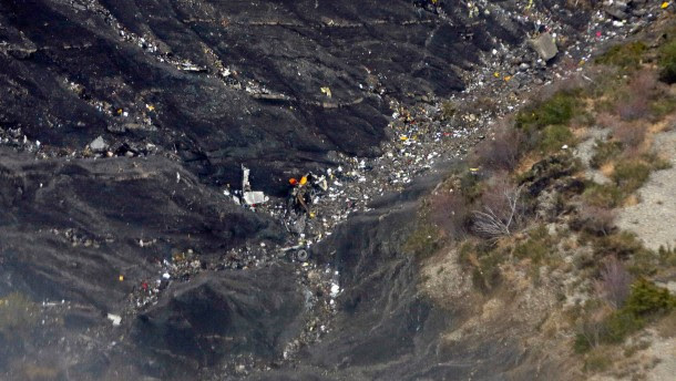 Germanwings A320 abgestürzt - Wrackteile an der Absturzstelle