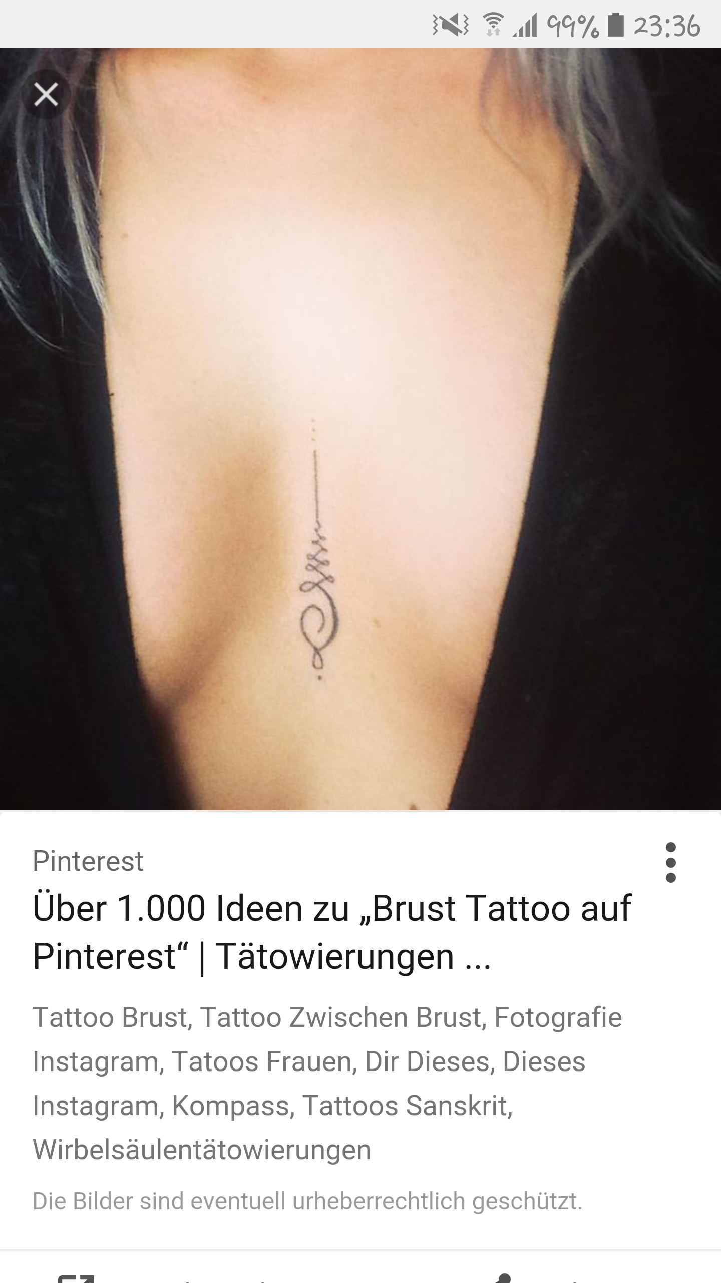 Kleine Tattoos Zwischen Der Brust