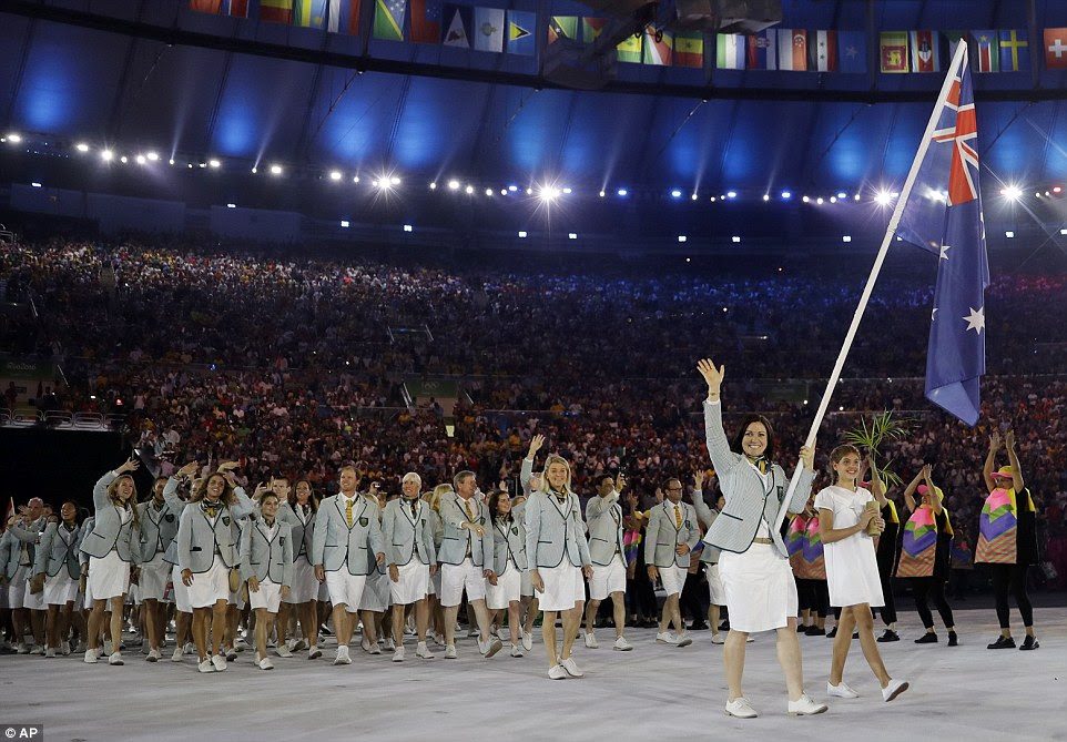 bandeira australiana portador Anna Meares levando a precessão dos atletas australianos durante a Cerimônia de Abertura dos Jogos Olímpicos Rio 2016