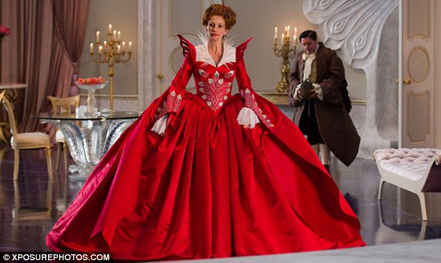 Lady in red: Julia Roberts ostenta uma série de enormes, vestidos opulentos no filme que é lançado no final deste mês