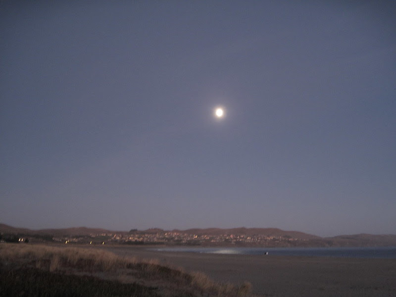 La luna over Bodega Bay