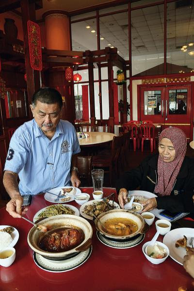 伊斯蘭教義對飲食有嚴格的規定,除了豬、血不食外, 牲畜宰殺亦需經誦經程序。圖為華裔穆斯林用餐情景。 伊斯蘭教義對飲食有嚴格的規定,除了豬、血不食外, 牲畜宰殺亦需經誦經程序。圖為華裔穆斯林用餐情景。
