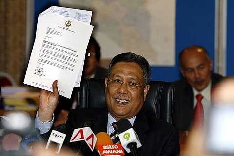 spr_pic_21 SPR telah bertindak di luar perlembagaan dalam keputusannya tidak mahu mengiktiraf notis makluman kekosongan yang disampaikan oleh Sivakumar.
