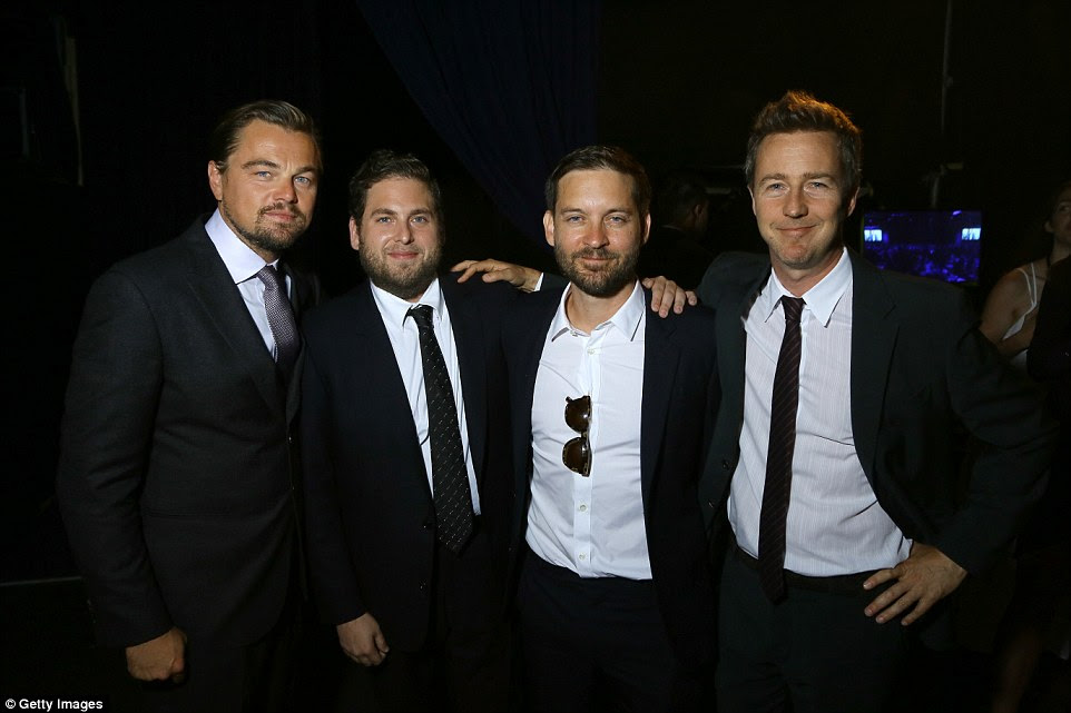 Seus amigos mostrou-se também: Leo foi acompanhado por (da esquerda) Jonah Hill, Tobey Maguire e Edward Norton