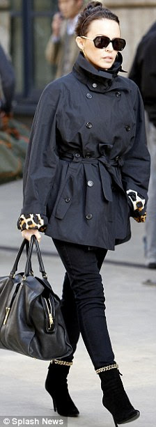 http://i.dailymail.co.uk/i/pix/2011/11/04/article-0-0E995A0100000578-84_224x613.jpg