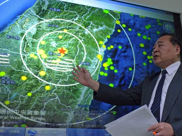 Kuo Kai-wen, diretor do Instituto Sismológico Nacional, mostra em um mapa região de Taiwan atingida por terremoto. (Foto: Sam Yeh / AFP Photo)