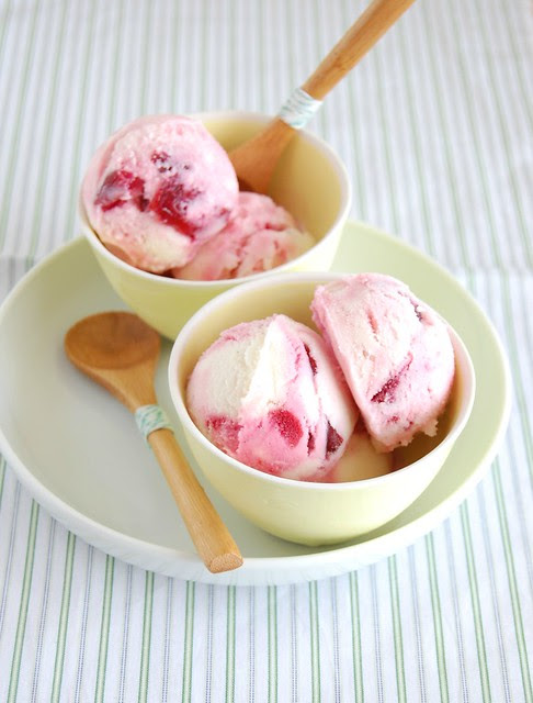 Cherry rippled frozen yogurt / Frozen yogurt mesclado de cereja